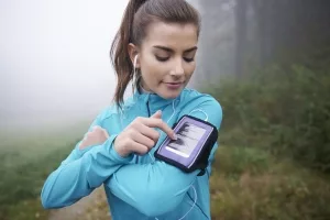 Sportlerin mit Fitnesstracker