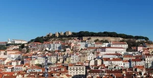 Blick über Lissabon zur Burg São Jorge 