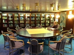 Blauer Salon mit Bordbibliothek an Bord der "Polarstern"