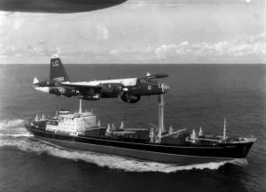 Kubakrise 1962: US-Flugzeuge nehmen einen Russischen Frachter mit Kurs auf Kuba unter die Lupe.