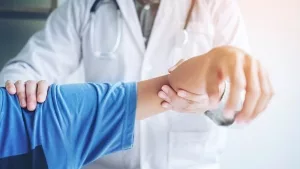 Arzt bei der Untersuchung eines Armes