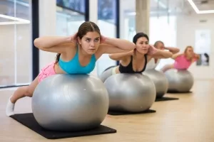 Frauen bei Pilates-Übungen mit Ball