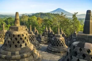 Blick vom Tempelkomplex Borobudur zum 30 Kilometer nordwestlich gelegenen Vulkan Merapi 