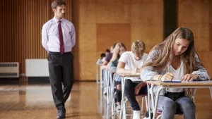 Lehrer und Schüler während einer Klausur