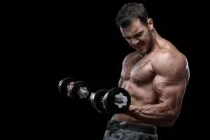 Bodybuilder mit Hanteln