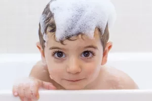 Kleiner Junge im Bad