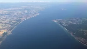 Nördliche Einfahrt in den Øresund mit den Städten Helsingborg in Schweden (links) and Helsingør in Dänenmark (rechts).