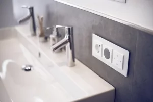 Steckdosenleiste über Badezimmerwaschbecken