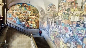 Blick auf zwei der Fresken des Epos des mexikanischen Volkes im Palacio Nacional, Diego de Reviera