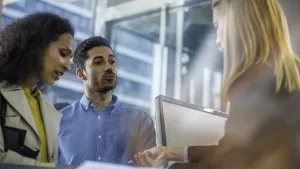 Szene an einer Ladenkasse