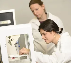 Prof. Dr. Cornelia Rauh und ihre Doktorandin Lisa Franke beim Ausdrucken der Stützstrukturen für kultiviertes Fleisch. 