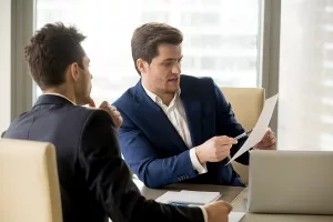 Zwei Angestellte im Gespräch