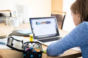 Schülerin bei der Arbeit an einem Laptop