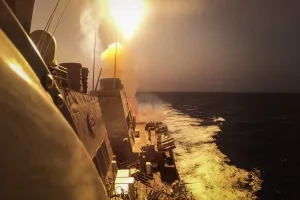 Der Zerstörer USS Carney bei der Bekämpfung von Huthi-Drohnen im Roten Meer.