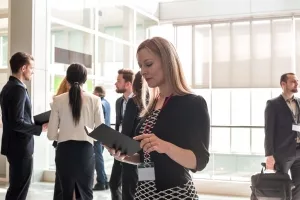 Geschäftsleute im Foyer einer Handelskammer