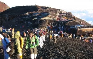 Menschenmassen beim Aufstieg zum Gipel des Fuji