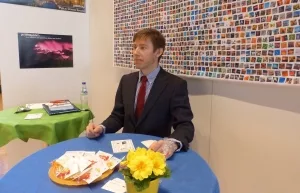 Firmenrepäsentant an einem Messestand