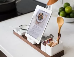 Tablet mit Kochrezept auf Küchentheke