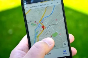 Smartphone mit geöffneter Navi-App