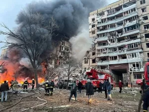 Zerstörungen nach einem Raketenangriff auf Wohnhäuser Dnipro, 14.01.2024