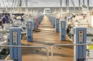 Bootssteg mit E-Ladestationen