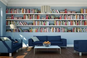 Wohnzimmer mit großem Bücheregal