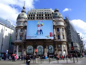 Digitaler Werbebildschirm am Pariser Kaufhaus "Au Printemps"