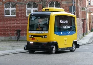 Autonom fahrender gelber Kleinbus
