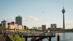 Rheinansicht Düsseldorf mit Blick zum Fernsehturm