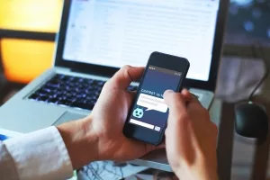 Samrtphone mit geöffneter Chatbot-App