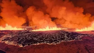 Lavafront in der Nähe der Ortschaft Grindavík auf der isländischen Halbinsel Reykjanes, Dez. 2023