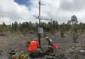 Techniker beim Upgrade eines Tiltmeters in der East Rift Zone des Automatisiertes Tiltmeter am Kīlauea auf Hawaii. Ein Tiltmeter ist ein Neigungsmesser, der ähnlich einer Wasserwaage selbst kleinste Änderungen in der Ausrichtung der Oberfläche messen kann.Automatisiertes Tiltmeter am Kīlauea auf Hawaii. Ein Tiltmeter ist ein Neigungsmesser, der ähnlich einer Wasserwaage selbst kleinste Änderungen in der Ausrichtung der Oberfläche messen kann.