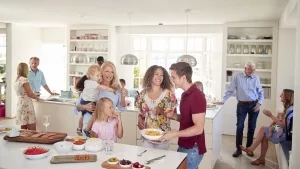 Personen unterschiedlicher Altergruppen in einer Küche