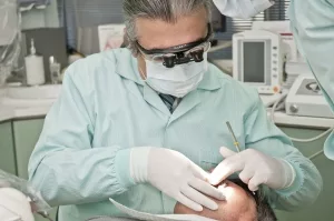 Zahnarzt bei einer Zanbehandlung