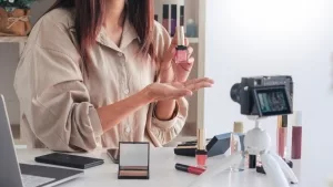Junge Frau beim Filmen einer Videopräsentation zum Thema Kosmetik