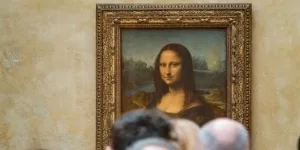 Besucher vor der Mona Lisa im Louvre
