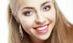 Lächelnde junge Frau