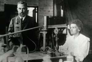 Marie und Pierre Curie in ihrem Laboratorium, spätestens 1906
