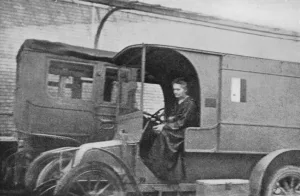 Marie Curie am Steuer eines Röntgenwagens, 1915