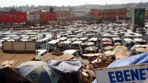 Matatus am zentralen Taxi Park in Kampala, Uganda