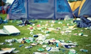 Vermüllter Festplatz