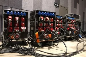 Stromanschlüsse bei einer Konzertveranstaltung