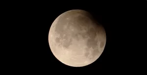 Partial lunar eclipse of 25 April 2013 viewed from Paris at 20:18 UTC, during the penumbral phase