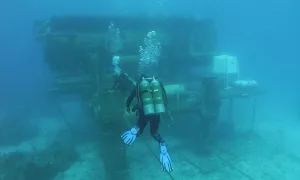 Taucher der NEEMO-12-Mission vor dem Aquarius Underwater Laboratory 