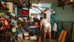 Entrümpeln einer vollgestellten Garage