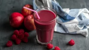 Obstsaft (Smoothie), Äpfel und Heidelbeeren auf einer Arbeitsfläche