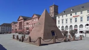 Pyramide auf dem Marktplatz von Karlsruhe