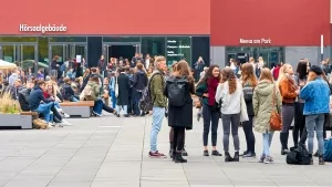 Studenten auf dem Campus der Uni Leipzig