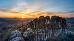 Blick von der Schrammsteinaussicht auf die Schrammsteine bei Sonnenuntergang.