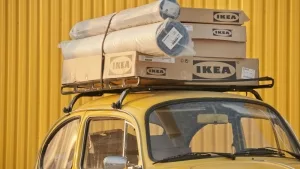 Ikea-Möbepackungen auf dem Dachgepäckträger eines VW-Käfers